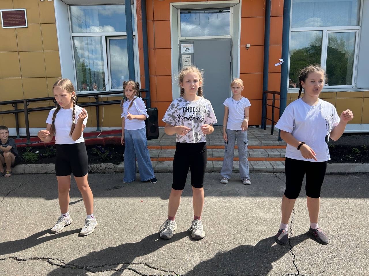 Последний день лета в лагере: прощание, награды и теплые воспоминания.